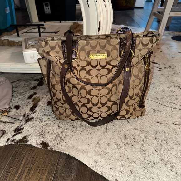 Coach Signature Gallery Logo Zip Tote F19388 - Picture 2 of 9